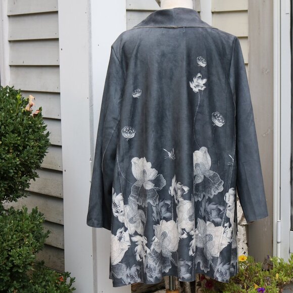 Chelsea & Theodore Plus Size Grey & Ivory Floral Faux Leather Open Midi Jacket - Picture 5 of 7